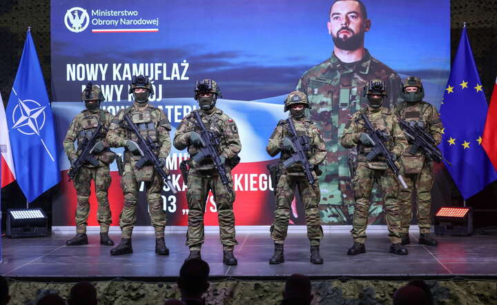 Prezentacja nowego umundurowania taktycznego dla żołnierzy Wojska Polskiego w siedzibie 1. Dywizji Piechoty Legionów / autor: PAP/Albert Zawada
