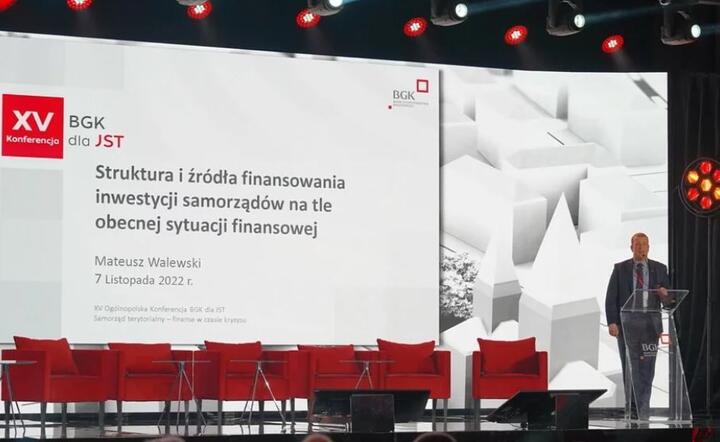 Mateusz Walewski podczas prezentacji raportu / autor: Materiały prasowe