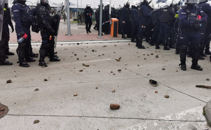 Jeden z funkcjonariuszy został ciężko ranny podczas szturmu migrantów. / autor: Twitter/Polska Policja 
