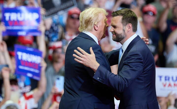 Donald Trump (L) i J.D. Vance (P) na wiecu republikanów w Grand Rapids, w stanie Michigan / autor: PAP/ EPA/ALLISON DINNER