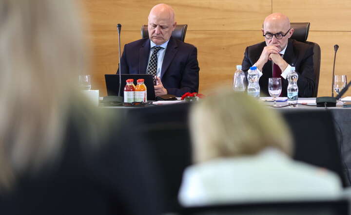 Wiceprezes ds. Korporacyjnych Witold Literacki (L) i prezes zarządu Ireneusz Fąfara (P) podczas walnego zgromadzenia akcjonariuszy Orlenu / autor: PAP/Szymon Łabiński