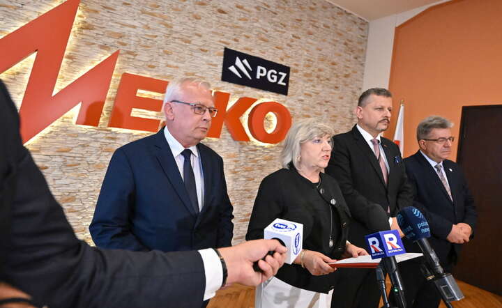 . Prezes Zarządu MESKO S.A. Elżbieta Śreniawska (2L) prezes Polskiej Grupy Zbrojeniowej Krzysztof Trofiniak (L), członek Zarządu MESKO S.A. Przemysław Kowalczuk (2P) oraz wojewoda świętokrzyski Józef Bryk (P) podczas konferencji prasowej / autor: PAP/Piotr Polak