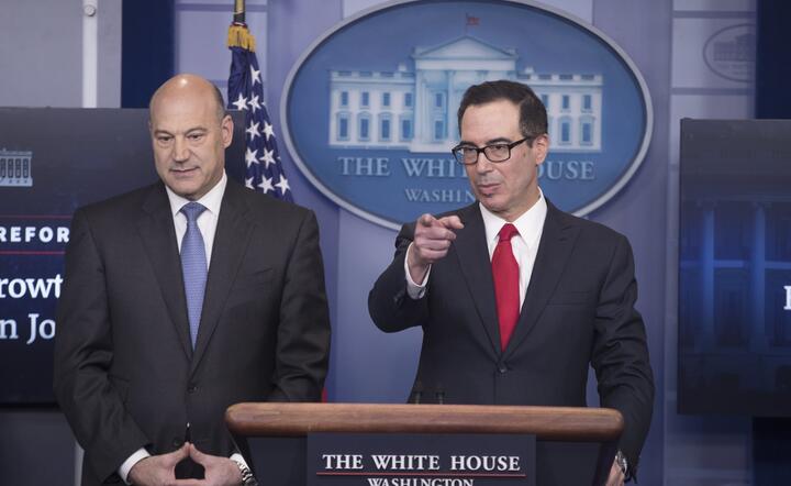 Dyrektor Rady Doradców Ekonomicznych Białego Domu Gary Cohn i sekretarz skarbu Steven Mnuchin prezentują założenia reformy podatkowej w USA, fot. PAP/EPA/Michael Reynolds