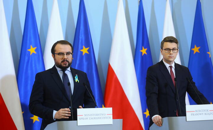 wiceszef MSZ Paweł Jabłoński i  rzecznik rządu Piotr Müller  / autor: fotoserwis PAP