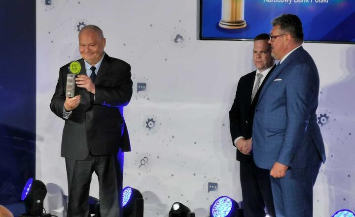prof. Adam Glapiński ze statuetką 'Gazety Bankowej' / autor: Fratria