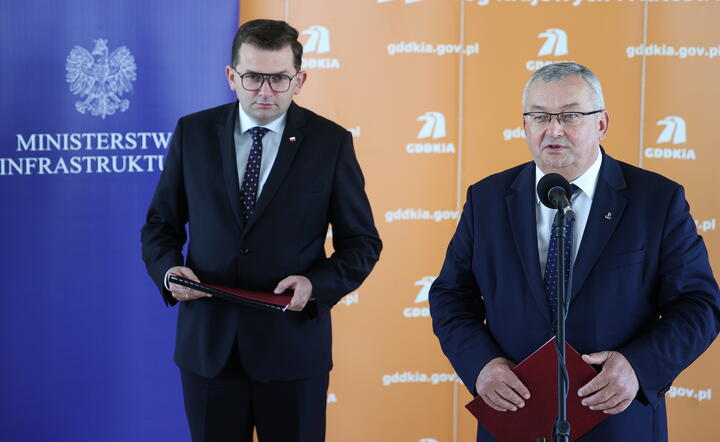 szef MI Andrzej Adamczyk i wojewoda małopolski Łukasz Kmita / autor: fotoserwis PAP