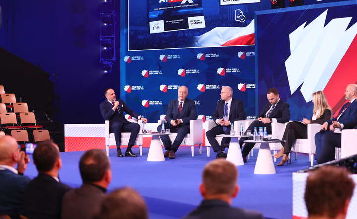 Uczestnicy panelu „Po pierwsze gospodarka: gospodarka a energia” / autor: materiały prasowe X @pisorg