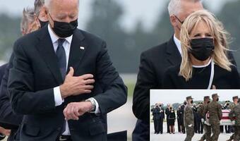 Ceremonia na cześć poległych żołnierzy. Biden sprawdzał, która godzina