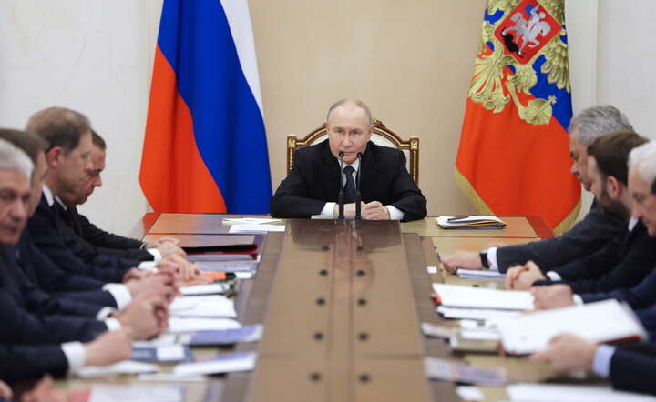 Prezydent Rosji Władimir Putin (C) na Kremlu na naradzie ścisłego kierownictwa państwa w ramach komitetu militarno-przemysłowego, Moskwa, 23 kwietnia br. / autor: PAP/ EPA/GAVRIIL GRIGOROV / SPUTNIK