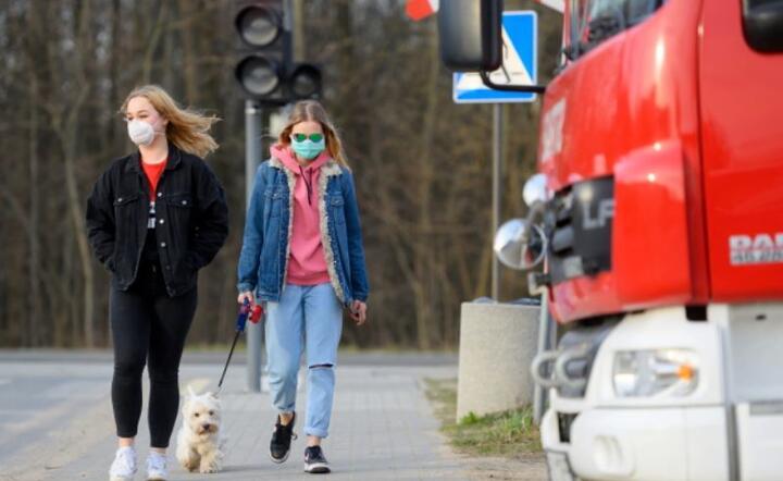 Przechodnie na  ulicy Poznania  / autor: PAP/Jakub Kaczmarczyk