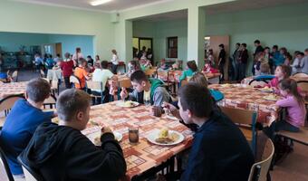 Zbadano, ile żywności marnuje się w szkolnych stołówkach