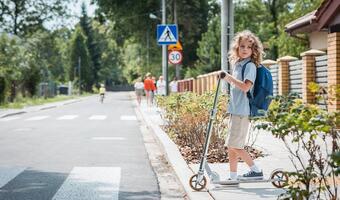 Kierowcy pytają: kto odpowiada za szkodę spowodowaną przez dziecko? Odpowiedź Cię zaskoczy