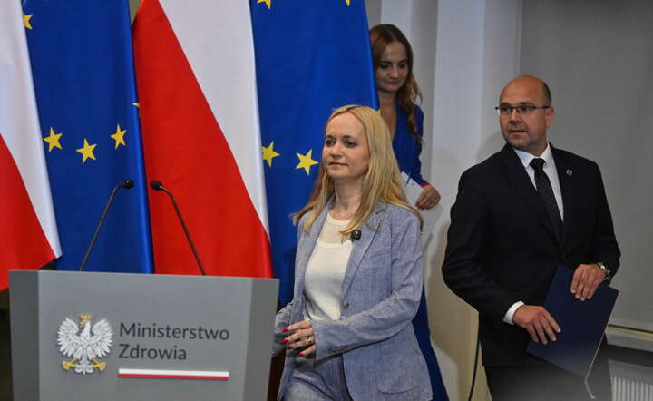 Minister zdrowia Jolanta Sobierańska-Grenda (L) w drodze na konferencję prasową w siedzibie resortu w Warszawie / autor: PAP/Piotr Nowak