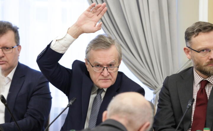Poseł PiS Piotr Gliński (C) podczas posiedzenia sejmowej Komisji Kultury i Środków Przekazu w Sejmie  / autor: PAP/Tomasz Gzell