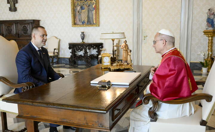 Papież Leon XIV (P) przyjął na prywatnej audiencji prezydenta RP Karola Nawrockiego / autor: PAP/EPA/VATICAN MEDIA
