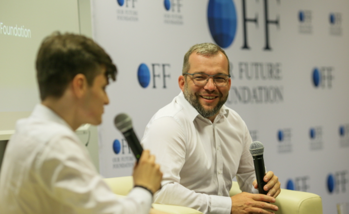 Minister funduszy i polityki regionalnej Grzegorz Puda  podczas spotkania z młodzieżą w Bielsku-Białej.  / autor: PAP/Zbigniew Meissner