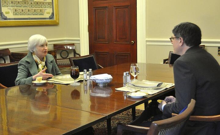 Sekret Jack Lew Prezes Fed Janet Yellen i sekretarz skarbu USA Jack Lew. By US Department of the Treasury - https://www.flickr.com/photos/ustreasury/12350957073/in/photostream/, Public Domain, https://commons.wikimedia.org/w/index.php?curid=38431379