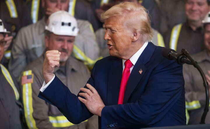 Prezydent Donald Trump w Gabinecie Wschodnim w Białym Domu podpisał rozporządzenia o liberalizacji wydobycia i użycia węgla w USA / autor: PAP/EPA/JIM LO SCALZO