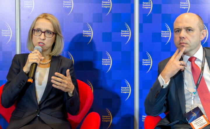 Minister finansów Teresa Czerwińska (L) podczas panelu dyskusyjnego „Rynek finansowy w Polsce i w Europie Cenralnej” w ramach X Europejskiego Kongresu Gospodarczego w Katowicach / autor: fot. PAP/Andrzej Grygiel