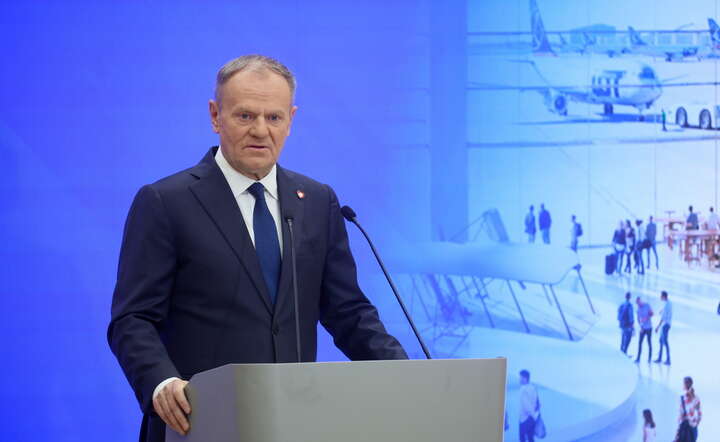 Premier Donald Tusk przemawia podczas spotkania "Lotnisko centralne - przyszłość i możliwości"  / autor: PAP/Leszek Szymański