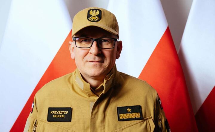 Zastępca Komendanta Głównego Straży Pożarnej nadbryg. Krzysztof Hejduk prezentuje nowe strażackie umundurowanie. / autor: fot. PAP/Albert Zawada