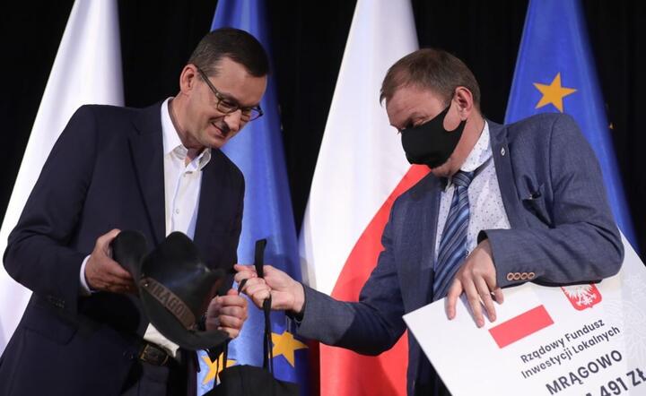  Mateusz Morawiecki  i burmistrz Mrągowa Stanisław Bułajewski podczas spotkania z samorządowcami w Mrągowie, 4 bm / autor: PAP/Tomasz Waszczuk