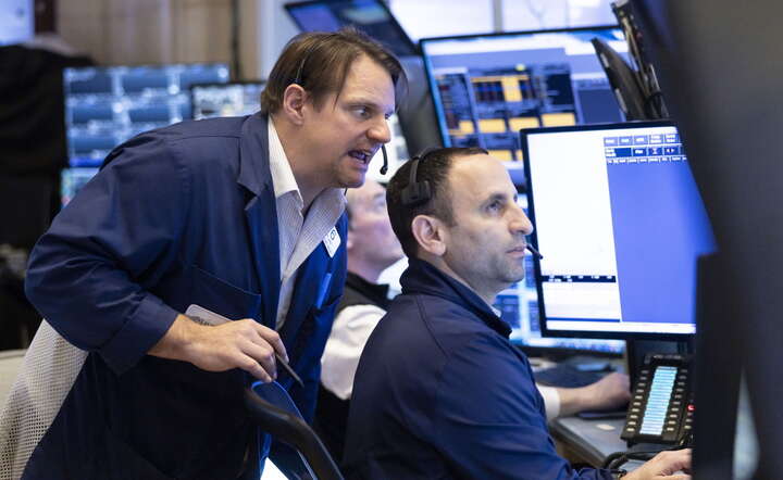 Maklerzy na parkiecie giełdy NYSE w Nowym Jorku / autor: PAP/ EPA/JUSTIN LANE 