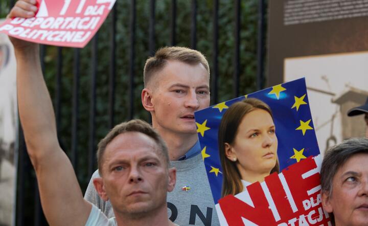Bartosz Kramek (z tyłu) ze zdjęciem żony, Lyudmiły Kozlovskiej / autor: Fratria