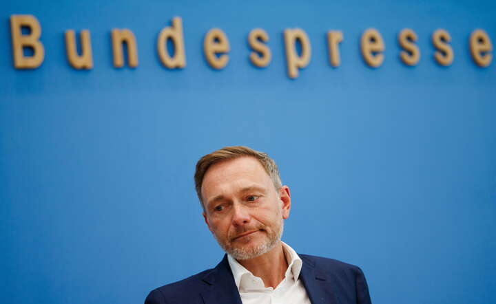 Christian Lindner, minister finansów Niemiec na konferencji prasowej prezentującej projekt budżetu na 2025 rok / autor: PAP/ EPA/CLEMENS BILAN 