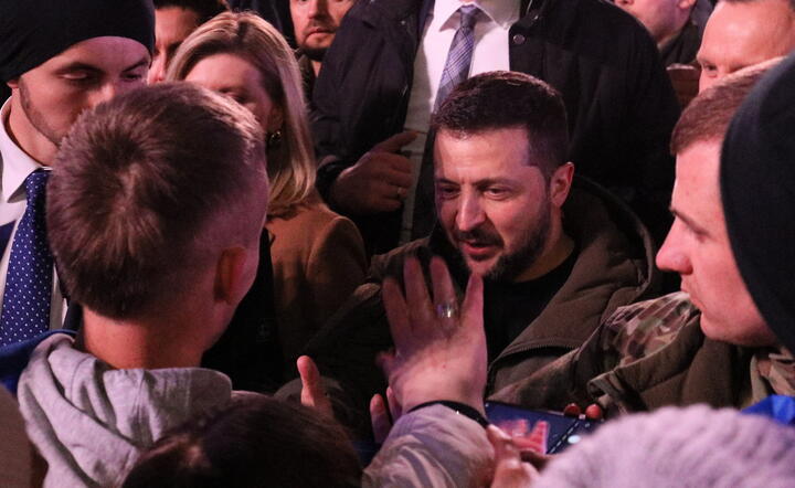 Wołodymyr Zełenski podczas rozmowy z rodakami w Warszawie / autor: PAP