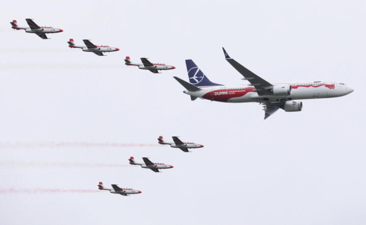 Przelot Boeinga 737 MAX w towarzystwie biało-czerwonych Iskier podczas Międzynarodowych Pokazów Lotniczych Air Show w Radomiu / autor: fot. PAP/Leszek Szymański