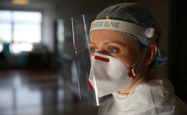 Lekarz podczas pracy na Oddziale Chorób Wewnętrznych i Hepatologii Centralnego Szpitala Klinicznego MSWiA w Warszawie / autor: PAP/Leszek Szymański