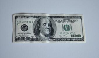 Dolar umacnia się przed konferencją Fed