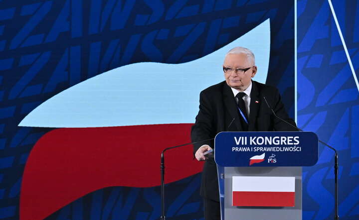 Prezes PiS Jarosław Kaczyński przemawia podczas VII kongresu Prawa i Sprawiedliwości w hali sportowej Zespołu Szkół nr 2 im. Ludwika Skowyry w Przysusze / autor: PAP/Piotr Polak