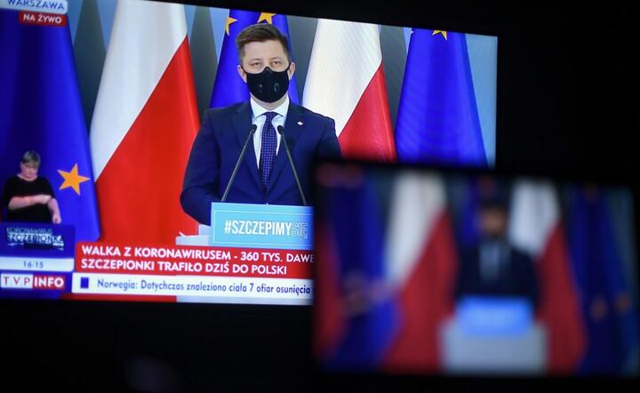 Szef KRPM Michał Dworczyk podczas konferencji prasowej transmitowanej  / autor: PAP/Marcin Obara