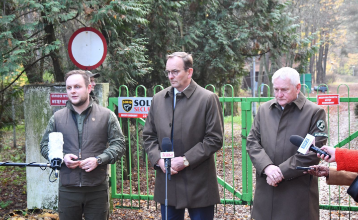 rzecznik Lasów Państwowych Michał Gzowski, wiceminister klimatu i środowiska Edward Siarka i dyrektor generalny Lasów Państwowych Józef Kubica / autor: Michał Gzowski/ Twitter