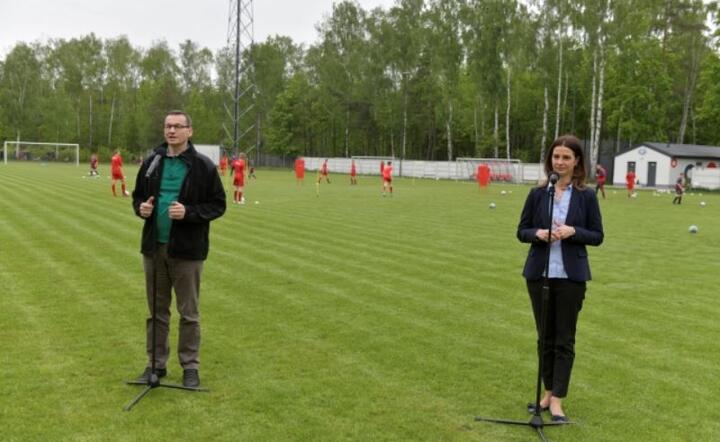  Mateusz Morawiecki i minister sportu Danuta Dmowska-Andrzejuk w czasie wizyty w Gminnym Ośrodku Sportowo-Rekreacyjnym w Wiśniowej Górze.   / autor: PAP/Grzegorz Michałowski