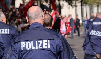 Przybywa migrantów ubywa policjantów