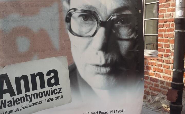 Portret Anny Walentynowicz na poświęconej Solidarności wystawie plenerowej w Olsztynie w sierpniu 2015 r. / autor: Fratria / JK
