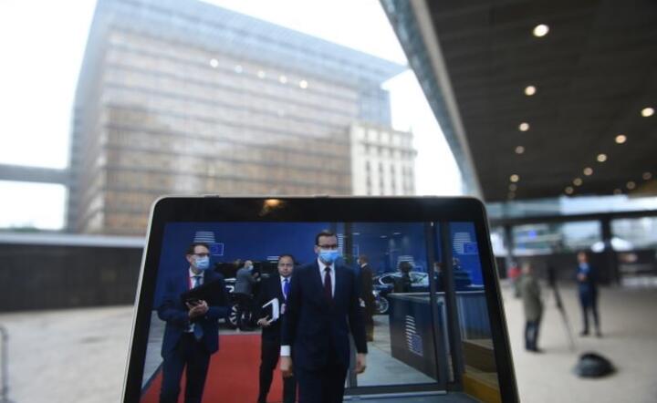  Mateusz Morawiecki  i minister do spraw Unii Europejskie Konrad Szymański  na szczycie  UE w Brukseli, 17 bm / autor: PAP/Radek Pietruszka