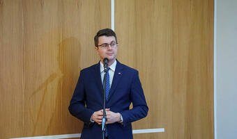 Rzecznik rządu o grafice PO: 800+ to konkret PiS-u