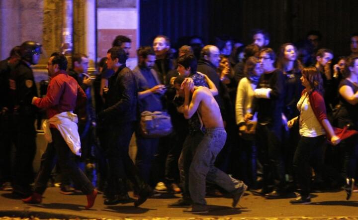 Ewakuacja zakładników z sali Bataclan po szturmie francuskich antyterrorystów, fot. PAP /  EPA/ YOAN VALAT 