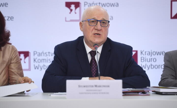 Wybory parlamentarne 2023. Przewodniczący PKW Sylwester Marciniak na konferencji prasowej Państwowej Komisji Wyborczej w Warszawie / autor: PAP/Piotr Nowak