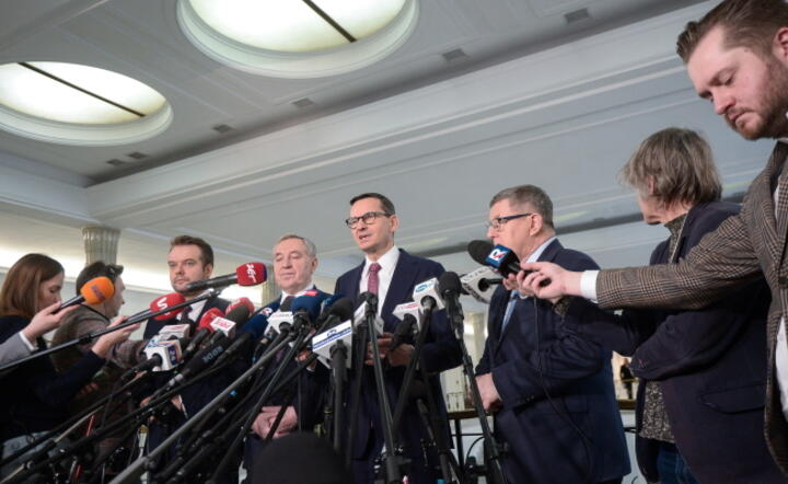 Posłowie PiS: Rafał Bochenek, Henryk Kowalczyk, Mateusz Morawiecki i Zbigniew Kuźmiuk podczas konferencji prasowej w Sejmie w Warszawie / autor: PAP/Marcin Obara