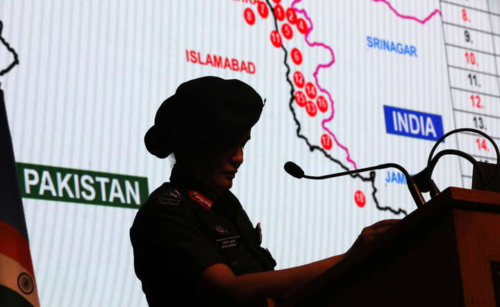 Briefing prasowy armii indyjskiej. W tle mapa z przebiegiem operacji Sindoor, czyli ataku Indii na Pakistan / autor: PAP/EPA/HARISH TYAGI