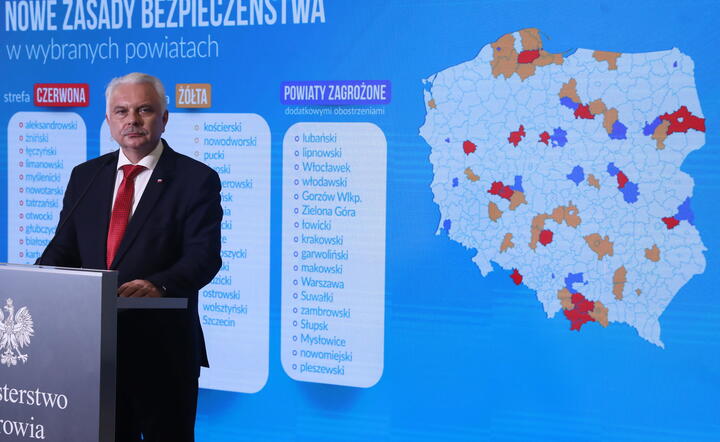 Wiceminister zdrowia Waldemar Kraska podczas briefingu prasowego / autor: PAP/Tomasz Gzell