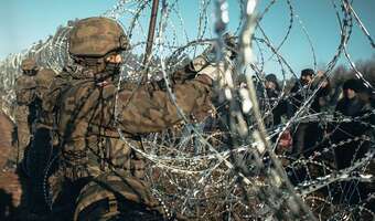 Szturm dwustu migrantów z pałkami i kamieniami