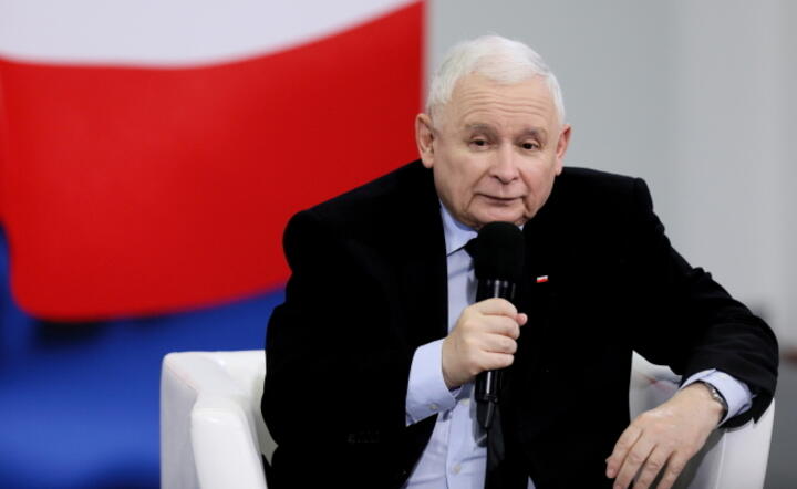 Prezes Prawa i Sprawiedliwości Jarosław Kaczyński podczas spotkania z mieszkańcami miasta w Miejskim Centrum Kultury w Żywcu / autor:  PAP/Tomasz Wikto