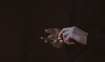 KAS ostrzega przed fałszywymi SMS-ami o zatrzymanej paczce