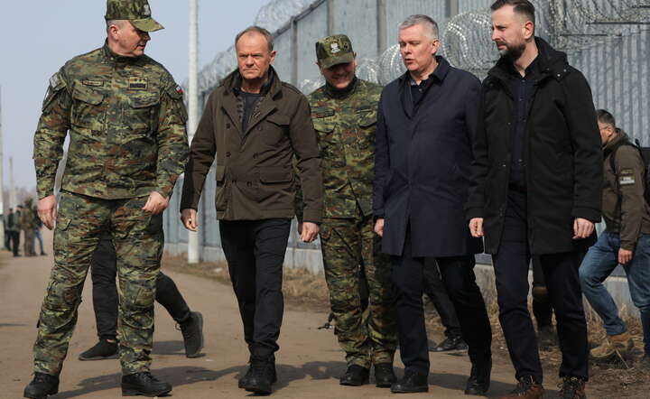 Premier Donald Tusk (2L), wicepremier, minister obrony narodowej Władysław Kosiniak-Kamysz (P), minister spraw wewnętrznych i administracji Tomasz Siemoniak (2P) przy zaporze na granicy polsko-białoruskiej w Ozieranach Małych / autor: PAP/Artur Reszko